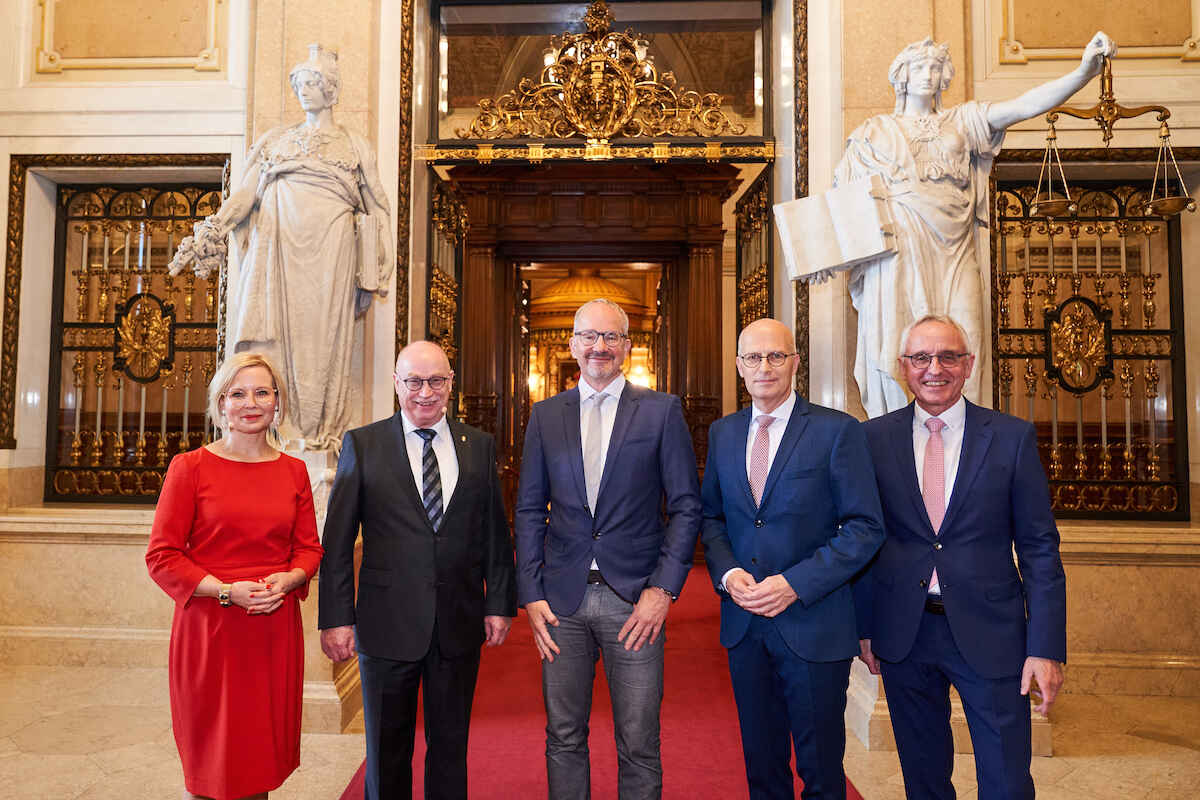 From the left: Tatjana König (Member of the Executive Board of the Körber-Stiftung), Prof. Dr. Martin Stratmann (President of the Max Planck Society), Prof. Dr. Anthony Hyman (Körber Prize winner 2022), Dr. Peter Tschentscher (First Mayor of the Free and Hanseatic City of Hamburg), Dr. Lothar Dittmer (Chairman of the Executive Board of the Körber-Stiftung)