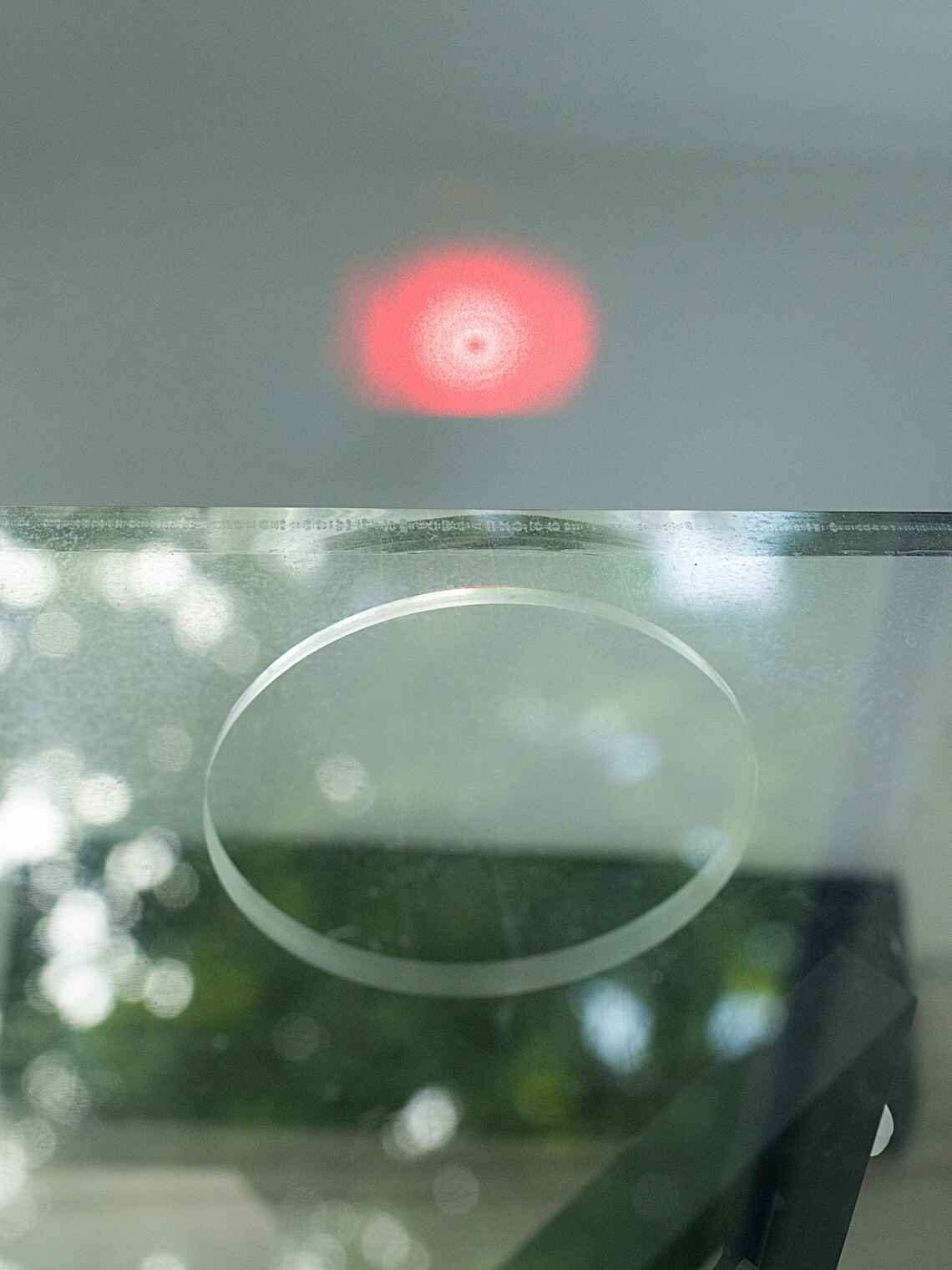 Der Laserstrahl des GEO600-Interferometers; unten eine Beobachtungsöffnung in der Staubschutzabdeckung.