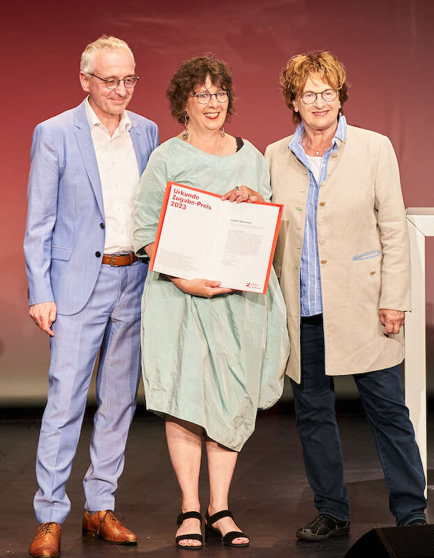 Lothar Dittmer, Vorstandsvorsitzender der Körber-Stiftung und Jurorin Brigitte Zypries mit Preisträgerin