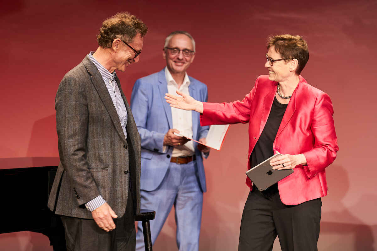 Titus Bahner wird beglückwünscht von Lothar Dittmer und Jurorin Margaret Heckel
