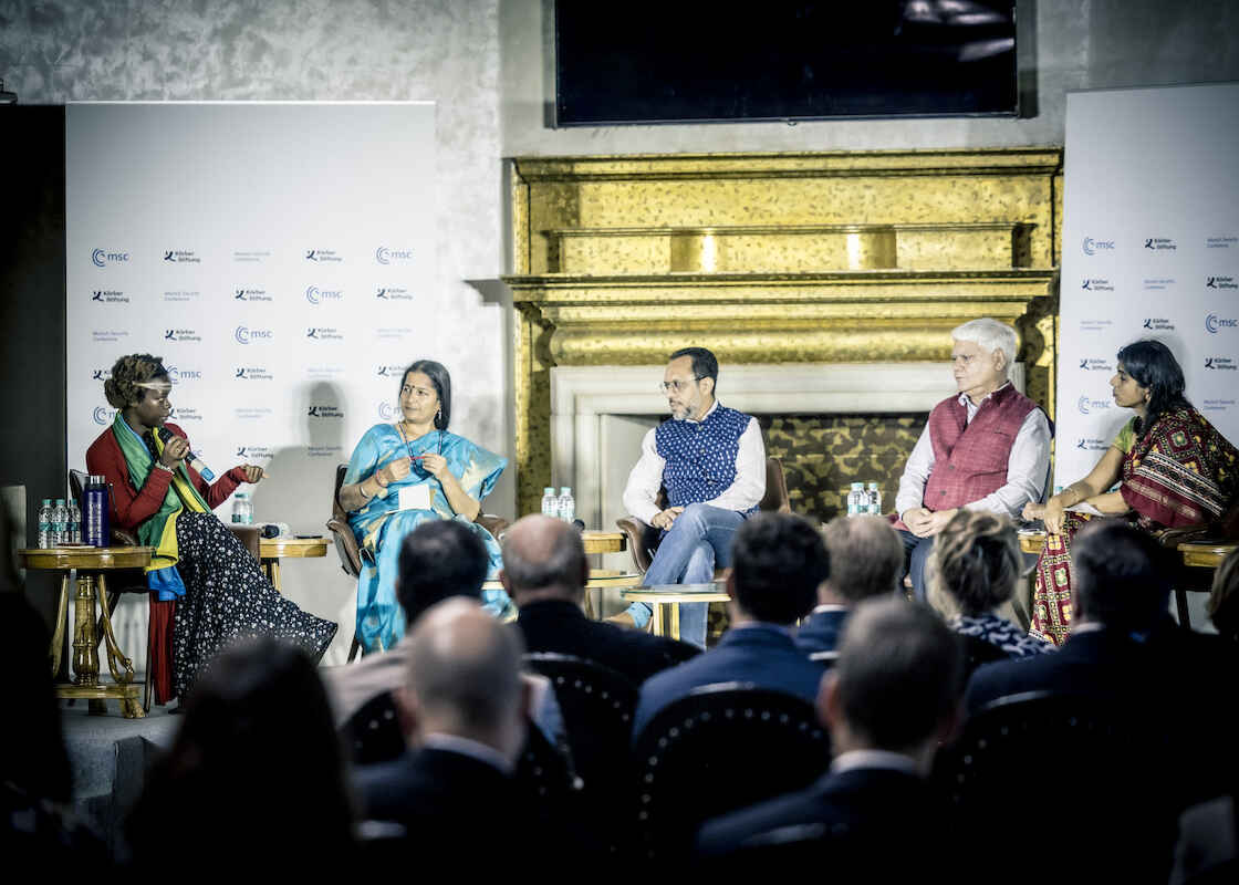 MYL Ineza Umuhoza Grace and Ambika Vishwanath speaking with Nivedita Khandekar, Journalistin, Arunabha Ghosh, CEO, Council on Energy, Environment and Water, und Narendra Taneja, Chairman, Independent Energy Policy Institute