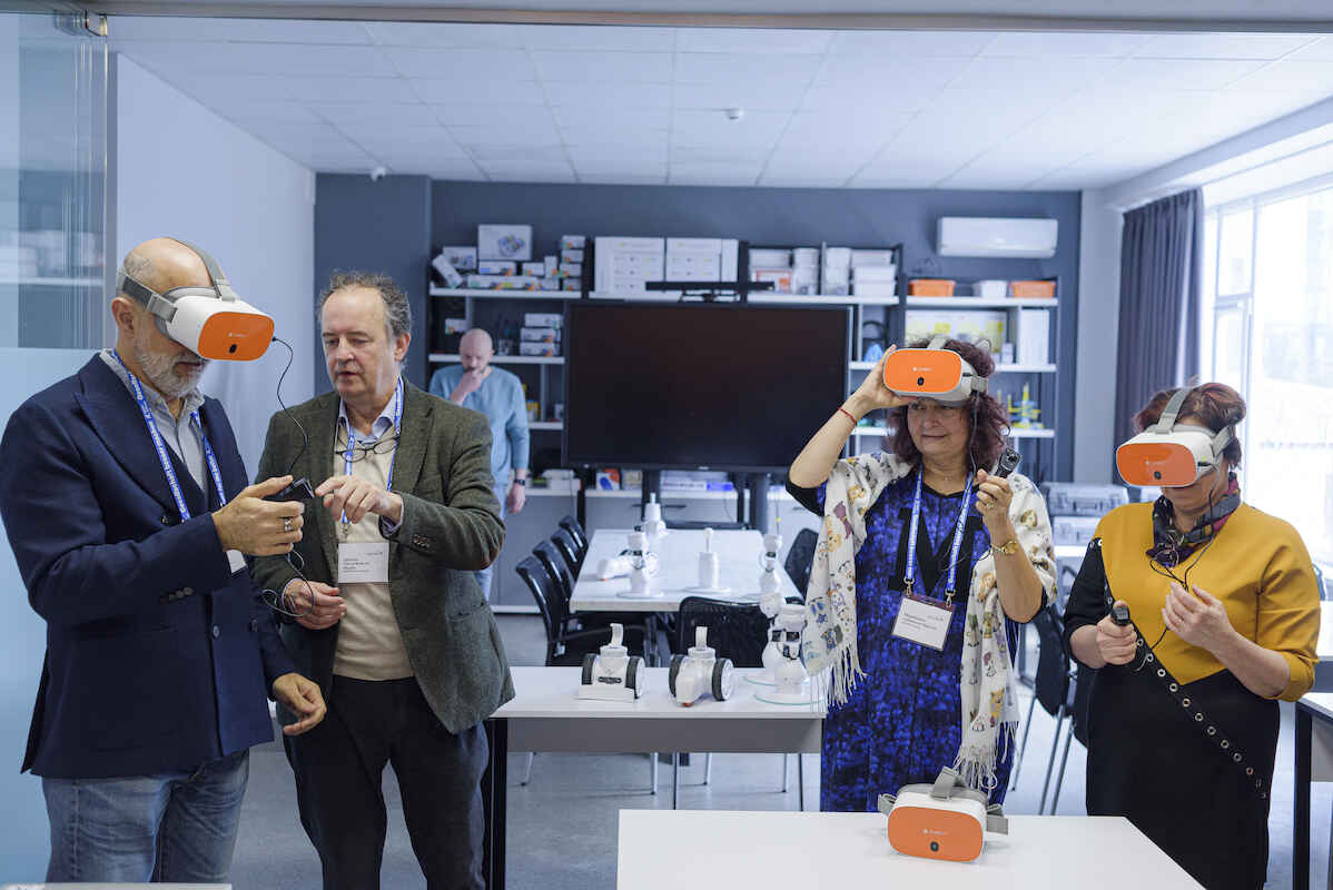 Teilnehmende testen die VR-Brillen im „Classroom of the Future“.